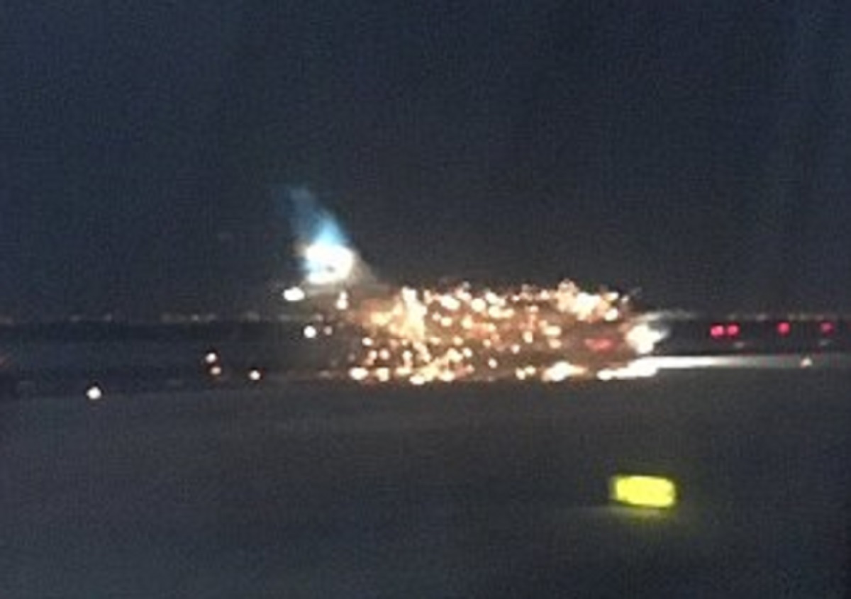 Un avion a luat foc pe pistă pe Aeroportul Internațional John Kennedy. Din primele informații focul s-a aprins la motor.