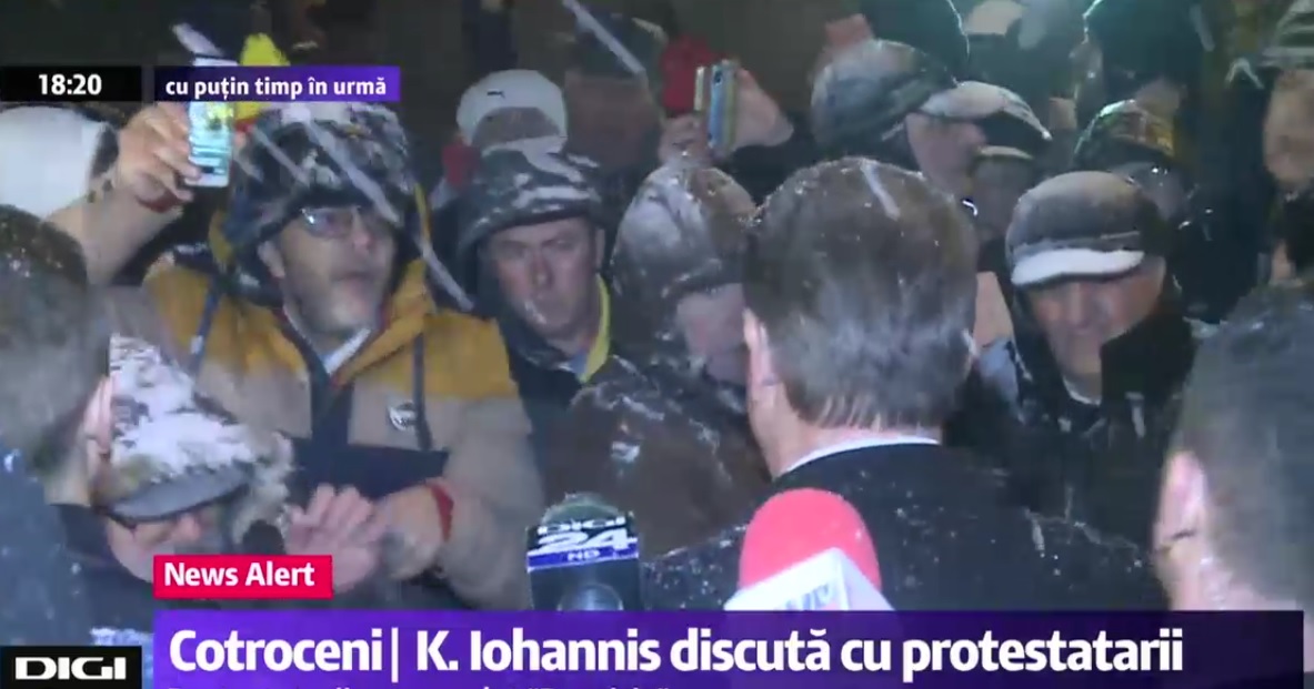 Președintele Klaus Iohannis a ieșit să vorbească cu cei care au ieșit la protest la Cotroceni, miercuri seara.