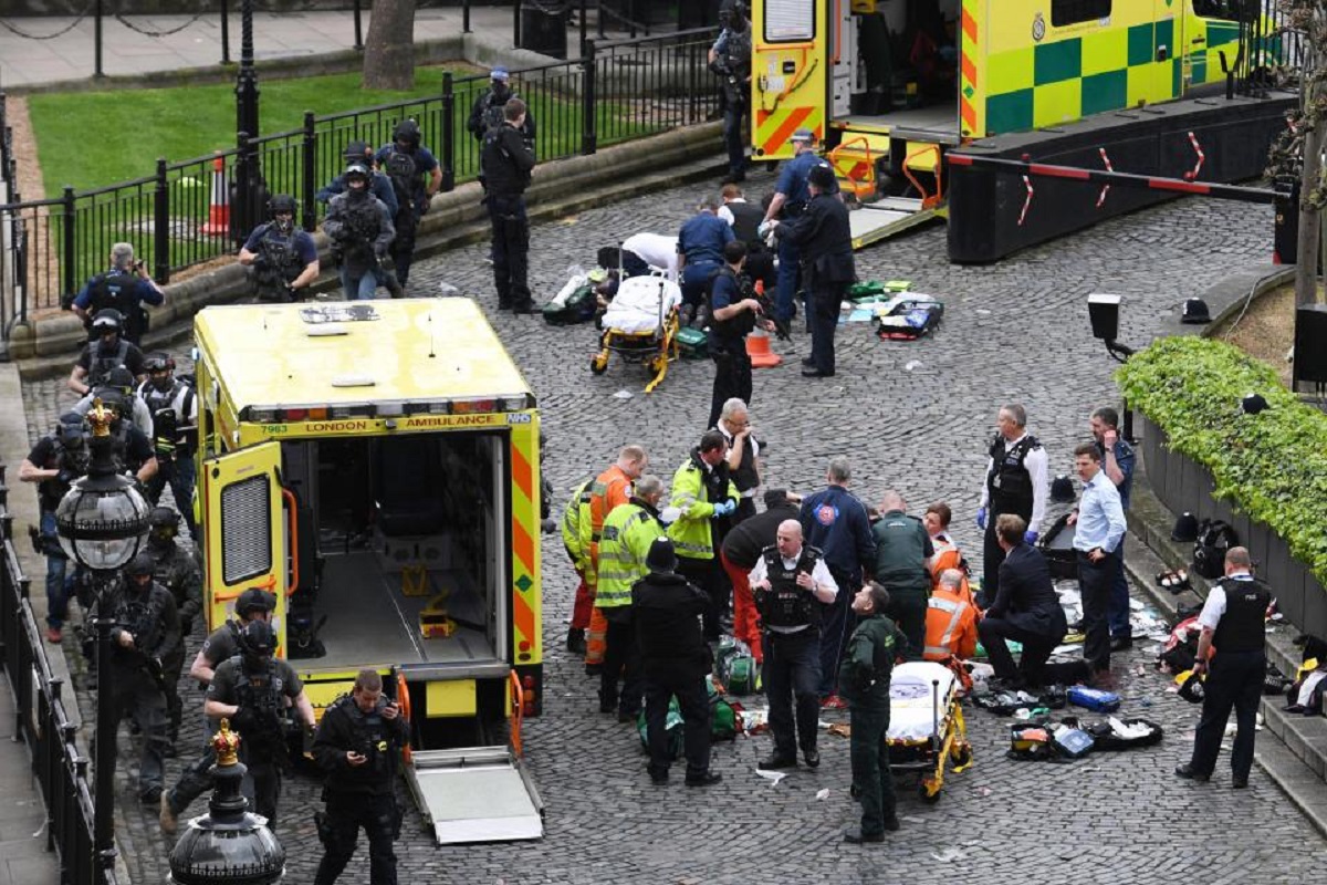 Atac terorist în Londra, lângă Parlamentul britanic. În urma atacului doi oameni au murit și mulții alții sunt în stare gravă.