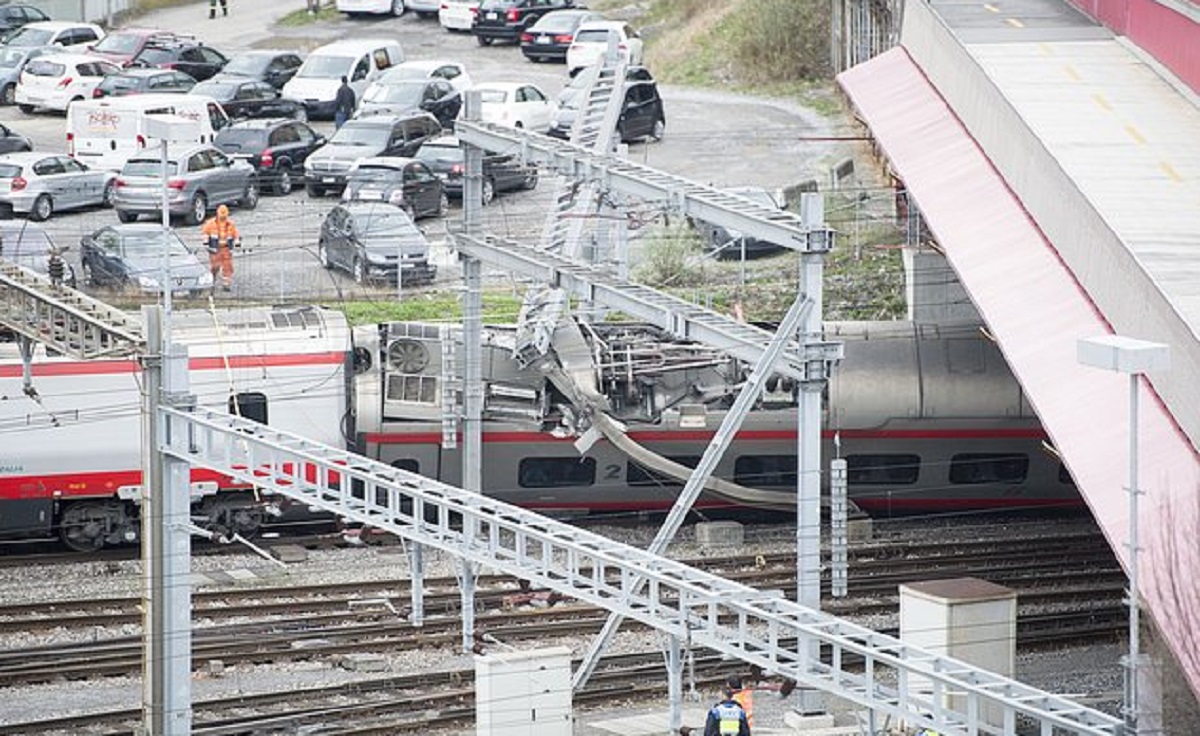 Tren deraiat în Elveția, incidentul fiind soldat cu rănirea mai multor persoane. Autoritățile nu au identificat cauza.