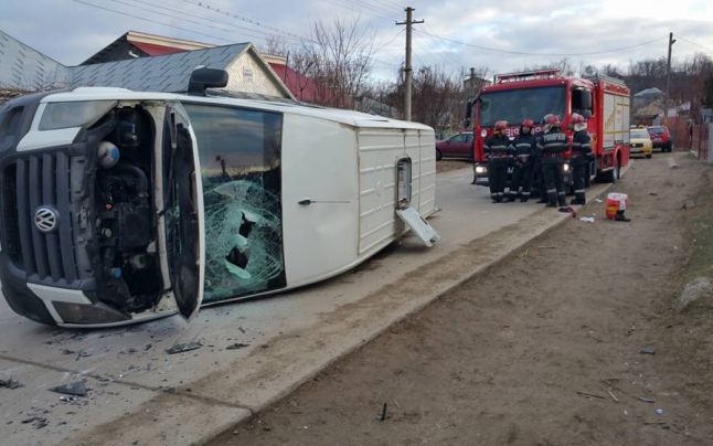 Accident de microbuz în Bârlad, județul Vaslui. Trei persoane au ajuns la spital în urma acestui incident grav.