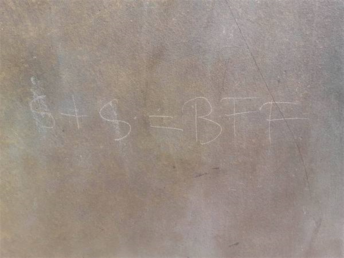 Coloana Infinitului, celebra sculptură a lui Constantin Brâncuși, a fost vandalizată de o fetiță de 12 ani, care a scrijelit inițiale pe ea.