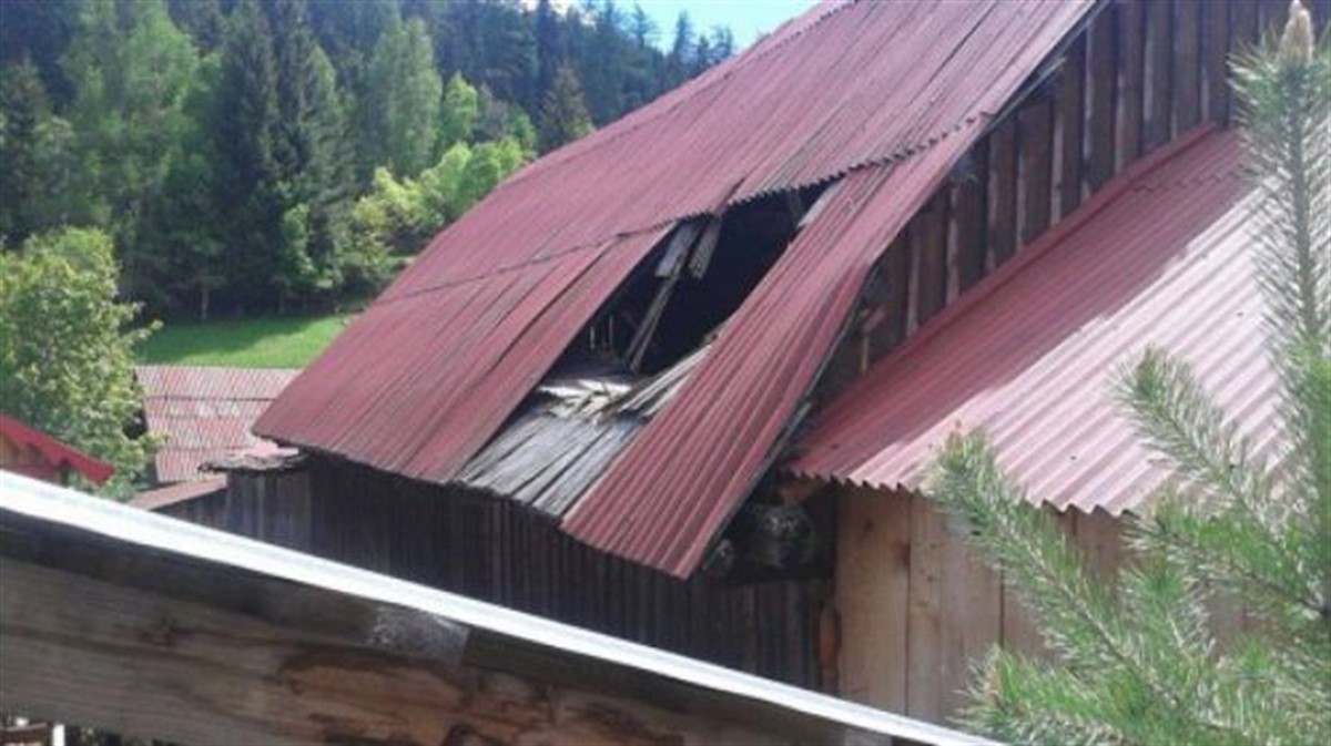 Un motociclist a murit într-un accident bizar petrecut în Valea Putnei. El a plonjat cu motocicleta în acoperișul unei case.