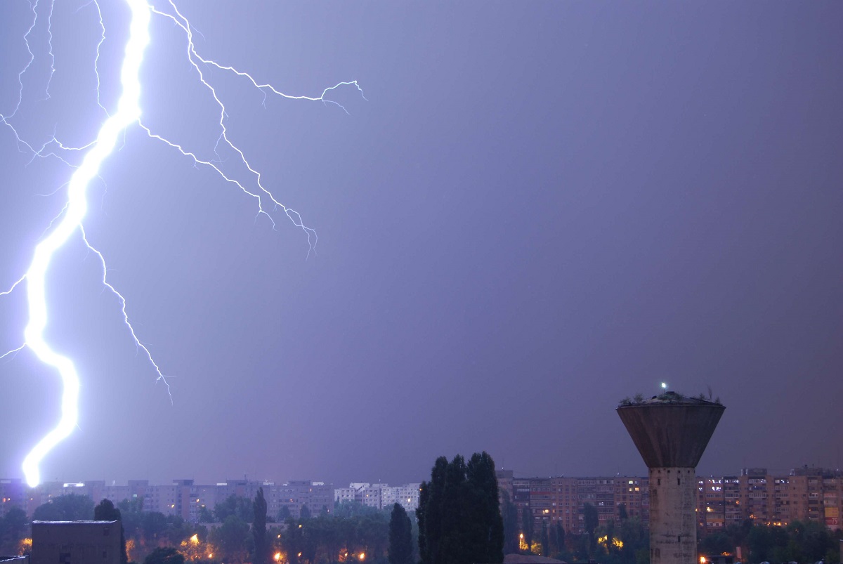 Este cod galben de furtuni în România. Mai multe localități din țară au intrat sub incidența avertizării meteo de la ANM.
