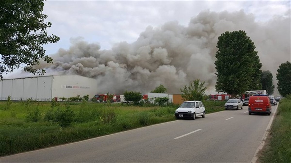 Un incendiu de proporții a izbucnit în localitatea Dărăști din Ilfov, la un depozit pentru arhivă. Echipajele ISU au intervenit de urgență.