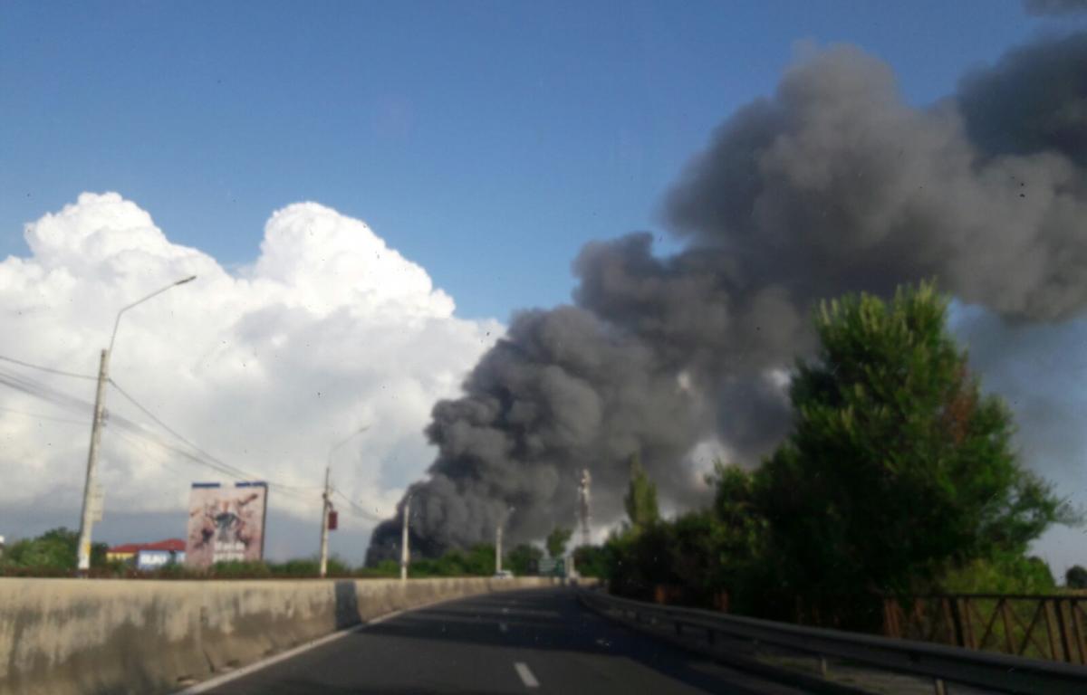 Incendiu devastator! Flăcări de peste 10 metri la mică distanță de Aeroportul Otopeni, în Balotești