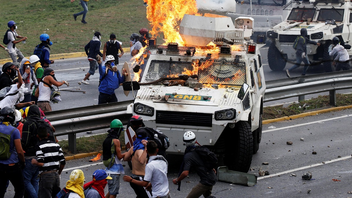 Violențe și morți la alegerile din Venezuela. Imaginile haosului!