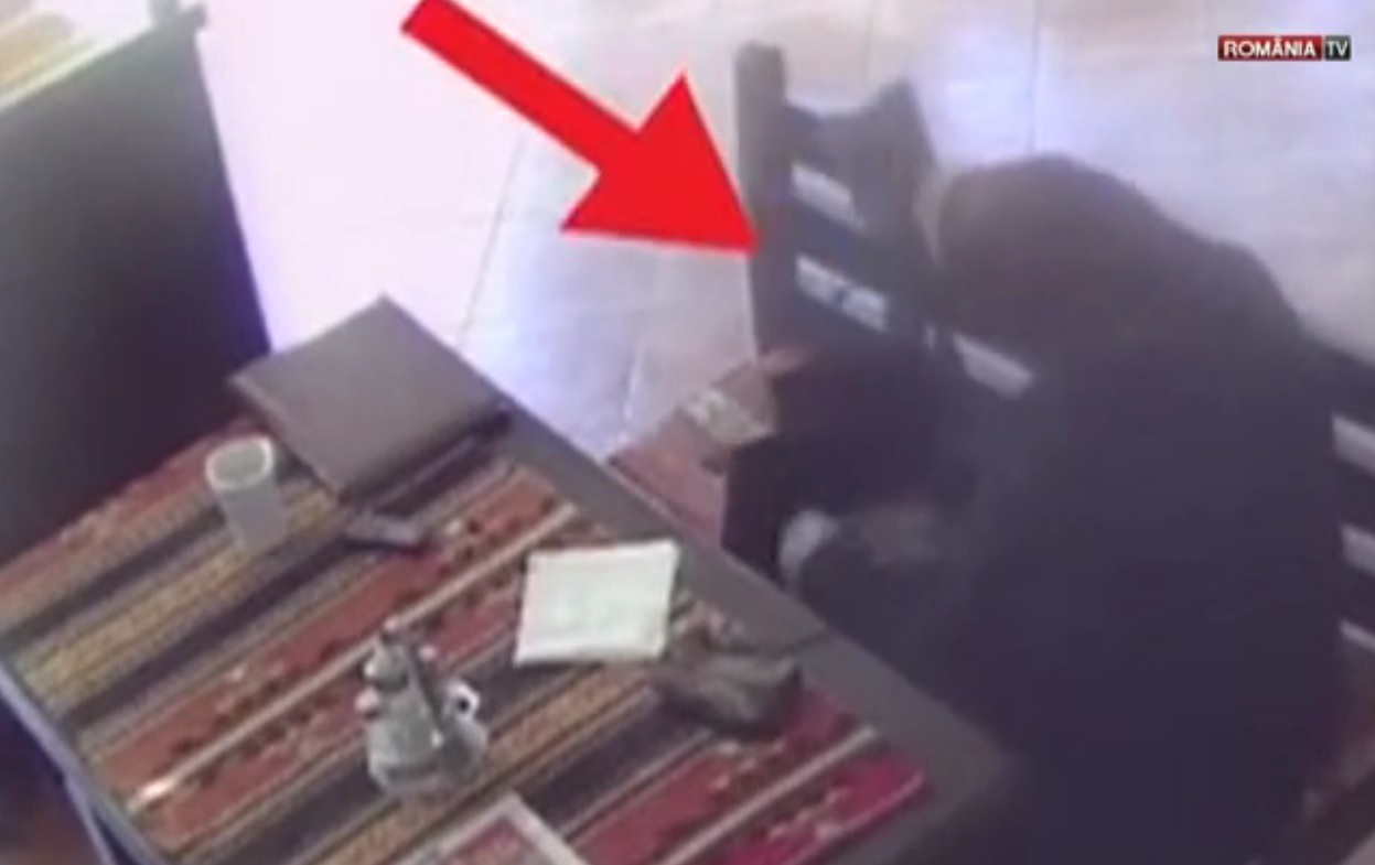 O bătrână din România a intrat într-un restaurant și a văzut un portofel pe un scaun. După câteva secunde...