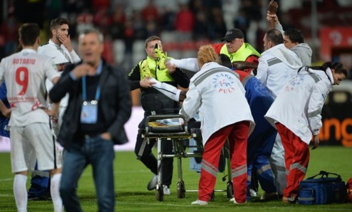 Tragedie în fotbal! Un jucător a făcut infarct pe stadion, chiar înainte de începerea meciului. A fost dus de urgență la spital, însă...