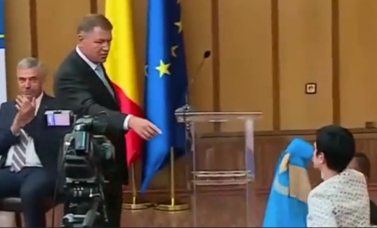 Primarul din Miercurea Ciuc i-a dat președintelui un steag secuiesc. Reacția lui Iohannis a făcut înconjurul internetului