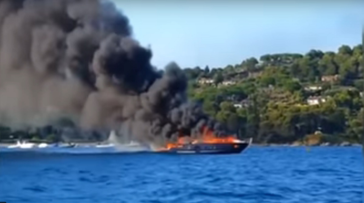 TEROARE la malul mării! O ambarcațiune a luat foc sub privire șocate ale turiștilor!