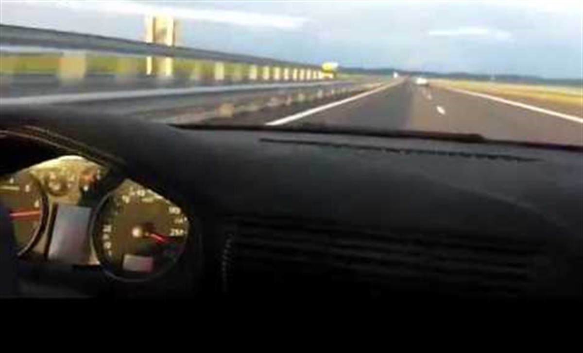 Un șofer a fost filmat în timp ce mergea pe contrasens pe autostradă. Incidentul a avut loc pe autostrada care leagă Timișoara de Arad.