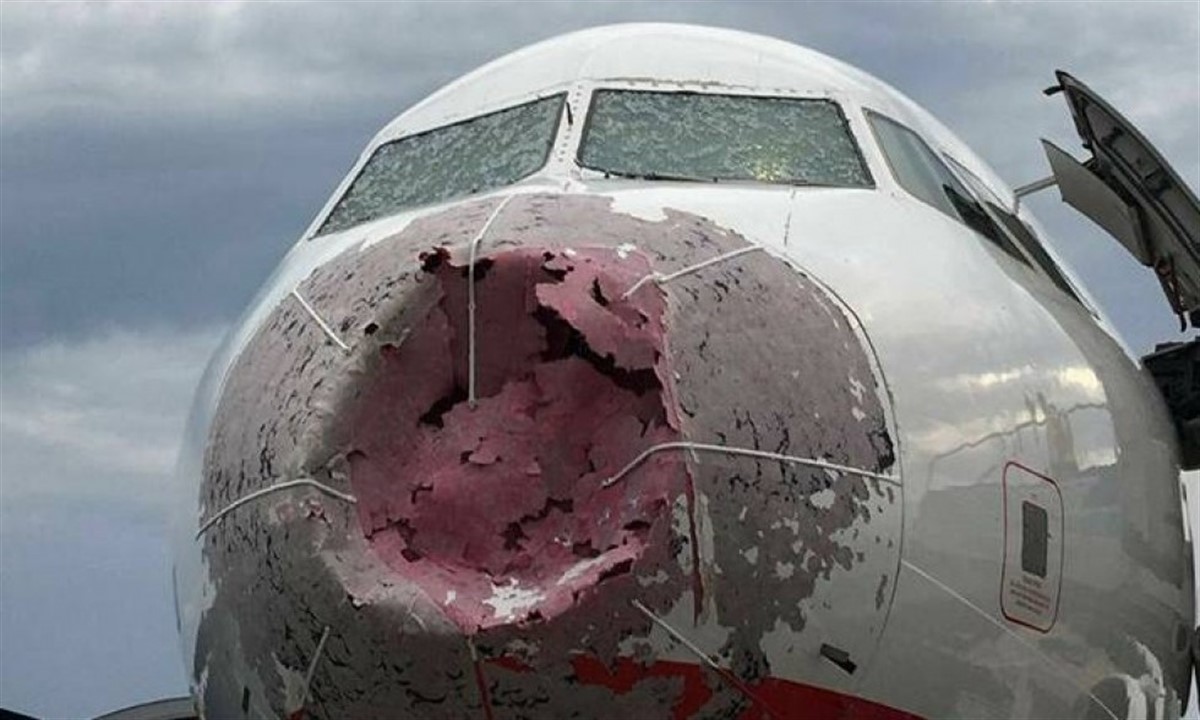 Avionul a fost prins într-o furtună, dar pilotul a reușit o aterizare EXTREMĂ!