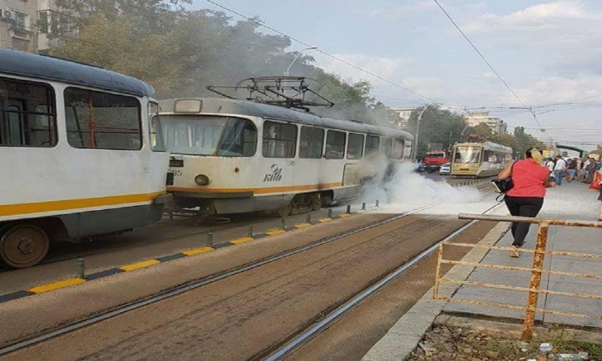 Un tramvai din București a luat foc, 4 persoane au fost rănite