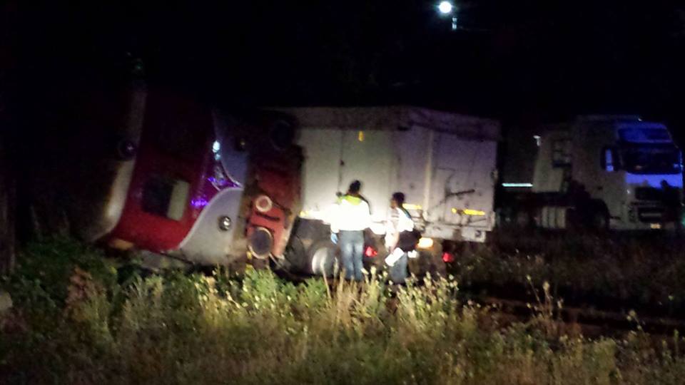6 pasageri răniți după ce un TIR a intrat într-un tren de călători! Circulația feroviară pe ruta Râmnicu Vâlcea - Sibiu oprită