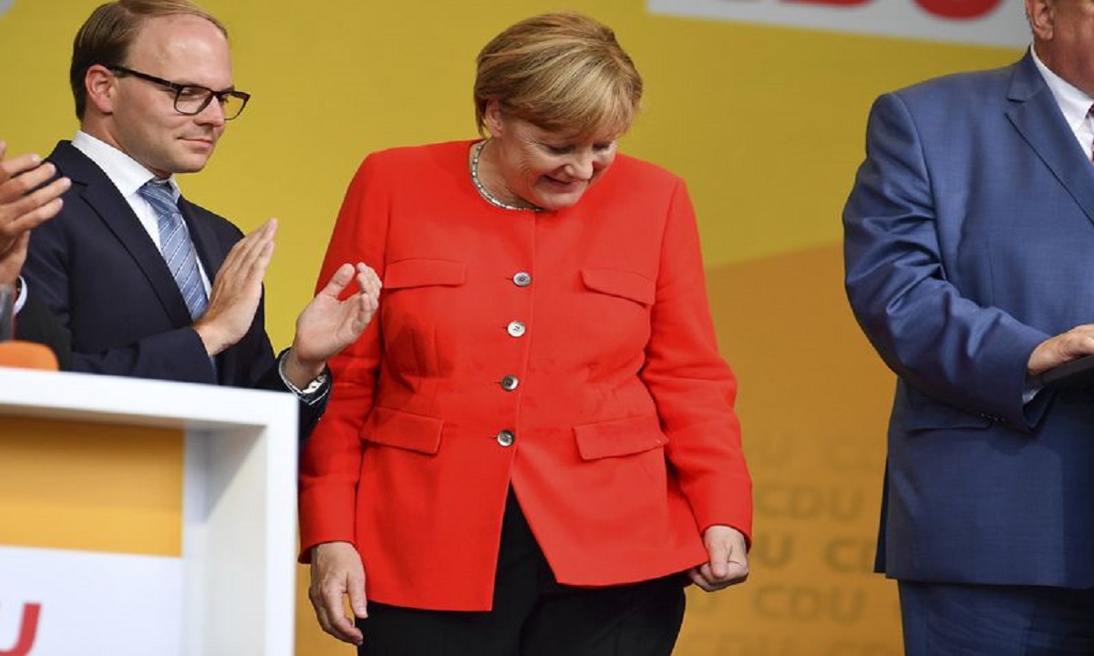 Angela Merkel a fost atacată cu roşii la un miting