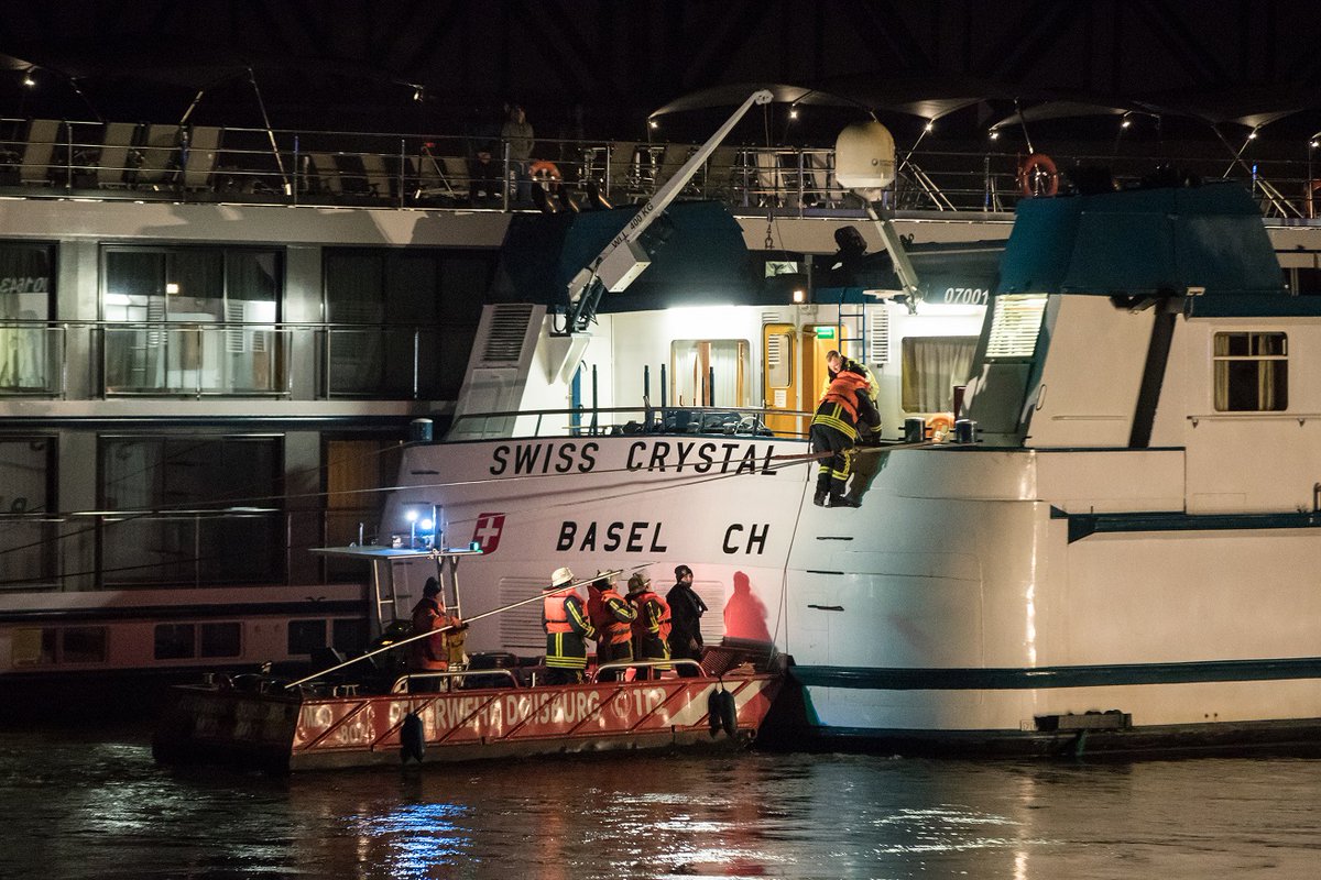 Zeci de VICTIME în Germania după ce un vas de croazieră a lovit pilonul unui pod