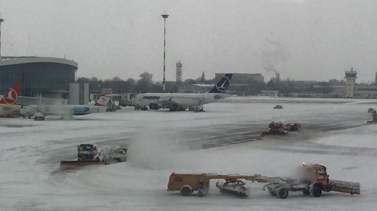 Trafic aerian în condiţii de iarnă pe Aeroportul Internaţional Henri Coandă