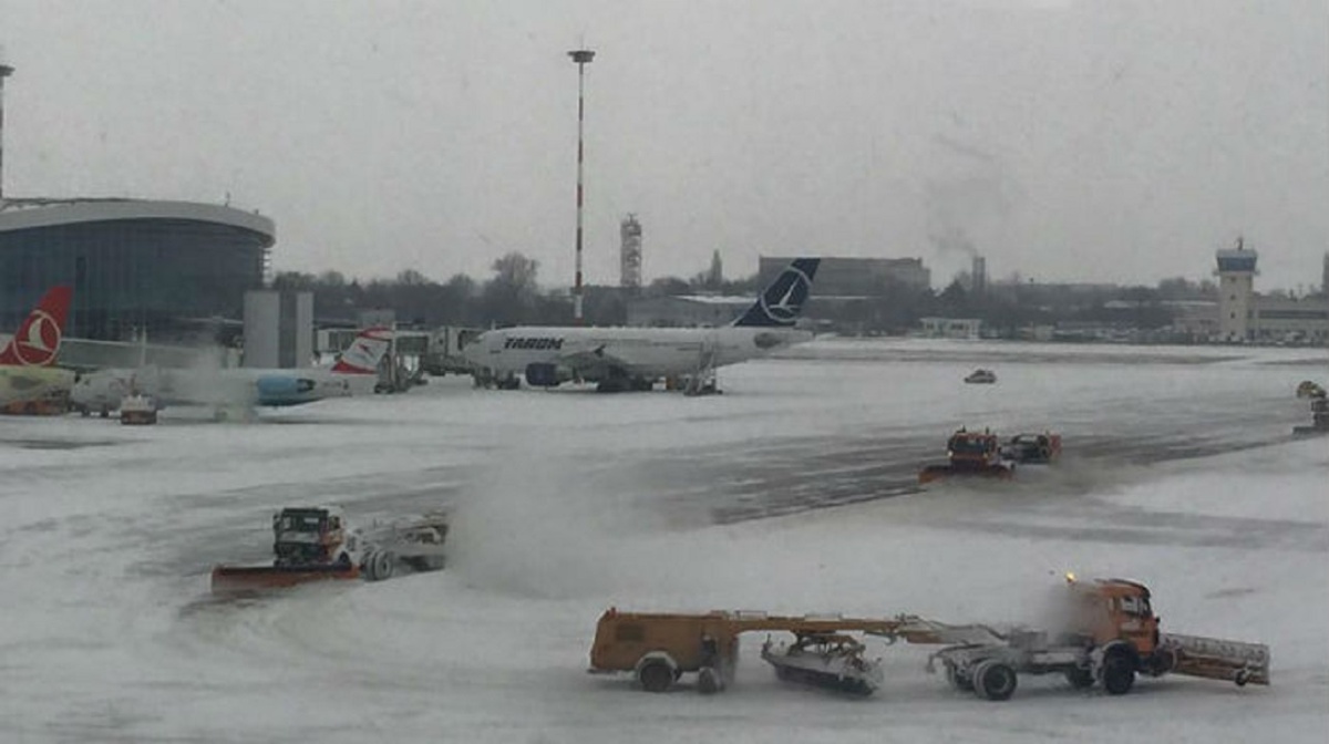 Trafic aerian în condiţii de iarnă pe Aeroportul Internaţional Henri Coandă. Ce se întâmplă în cazul a 30 de curse aeriene