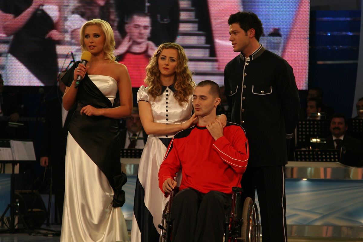 Carmen Stepan câștiga în anul 2006 emisiunea "Dansez pentru tine", unde a făcut pereche cu Victor Slav, ea având un iubit în scaun cu rotile.