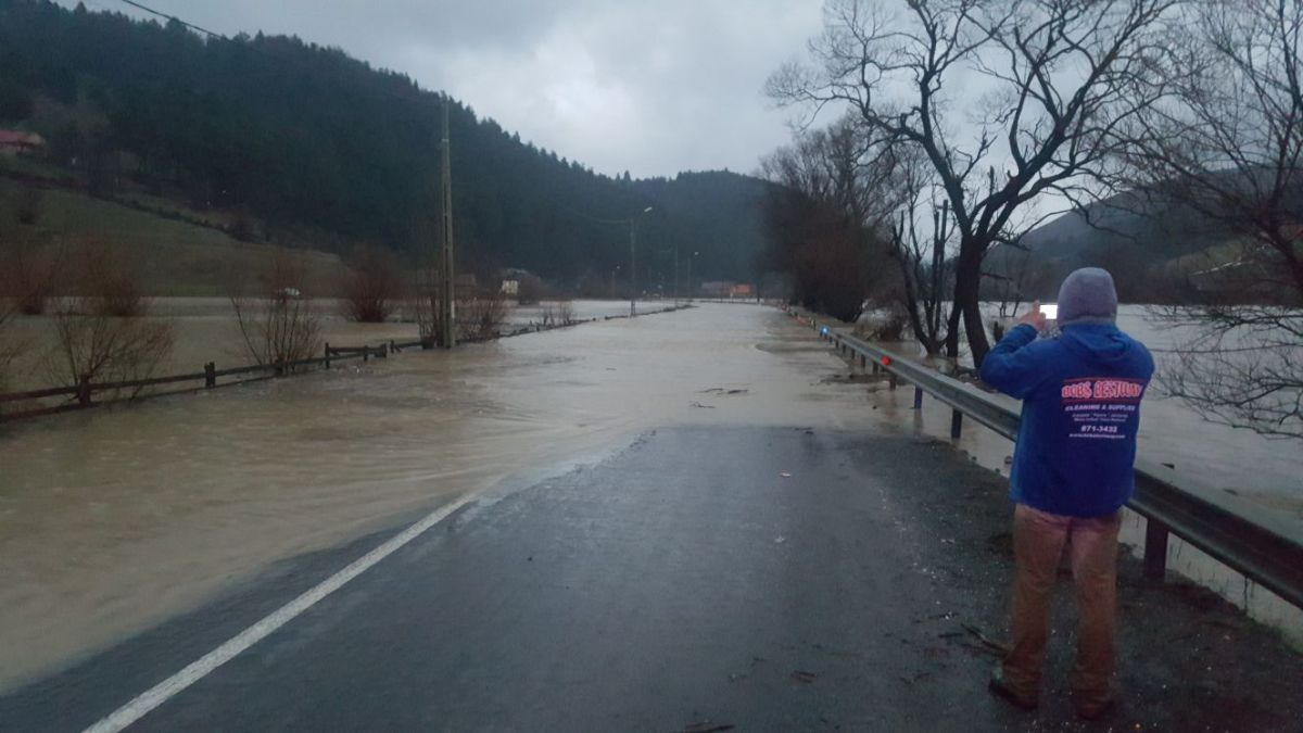 Trei drumuri județene închise pe 15 martie din cauza inundațiilor. Când ar putea fi redeschise