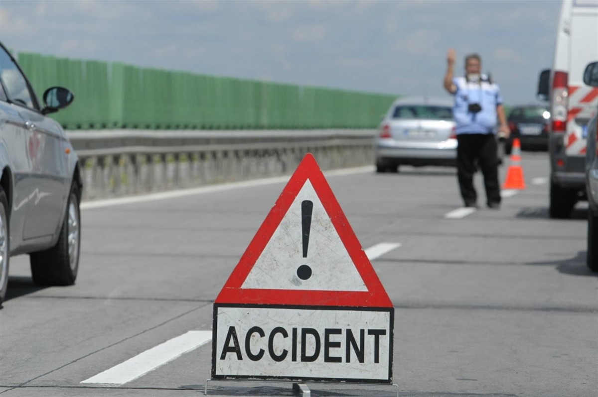 Accident pe autostrada A4. Un TIR s-a răsturnat pe șosea