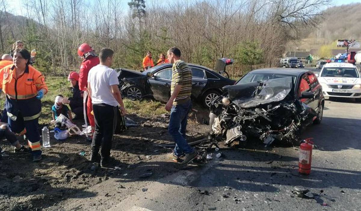 Grav accident rutier în Vâlcea! Șase persoane rănite, un copil de doi ani este în stop cardio-respirator
