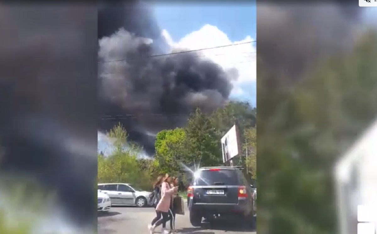 Incendii puternice la Chișinău. Un centru comercial și Institutul de Zoologie al Republicii Moldova au fost cuprinse de flăcări
