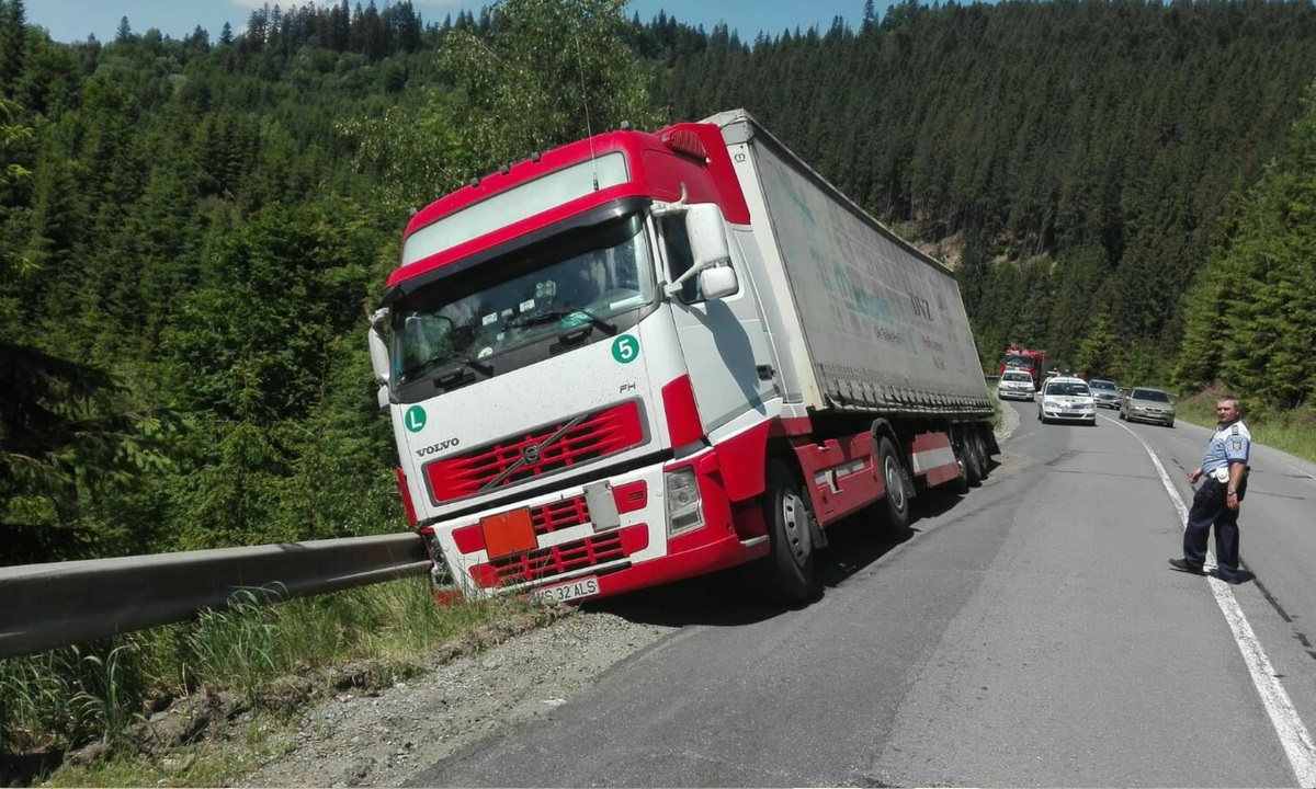 Accident cu un camion încărcat cu 27 de tone de acid sulfuric pe DN15, între Toplița și Borsec