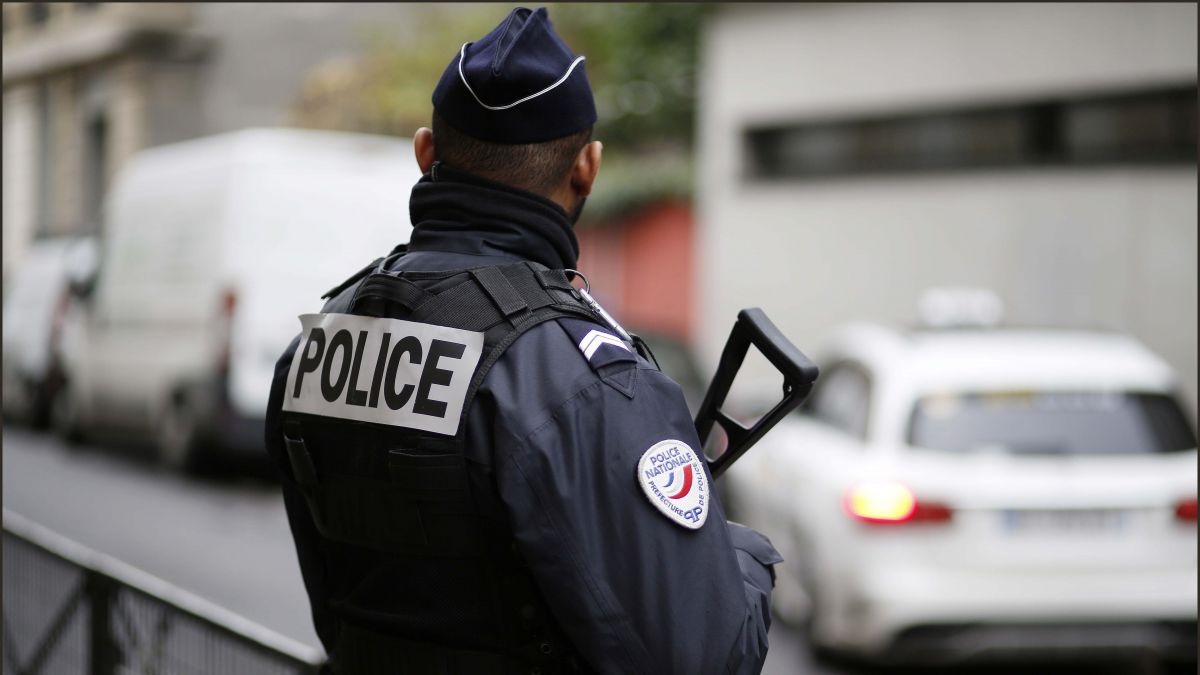 Atentat cu cuţit la Paris: Prietenul atacatorului, inculpat şi încarcerat