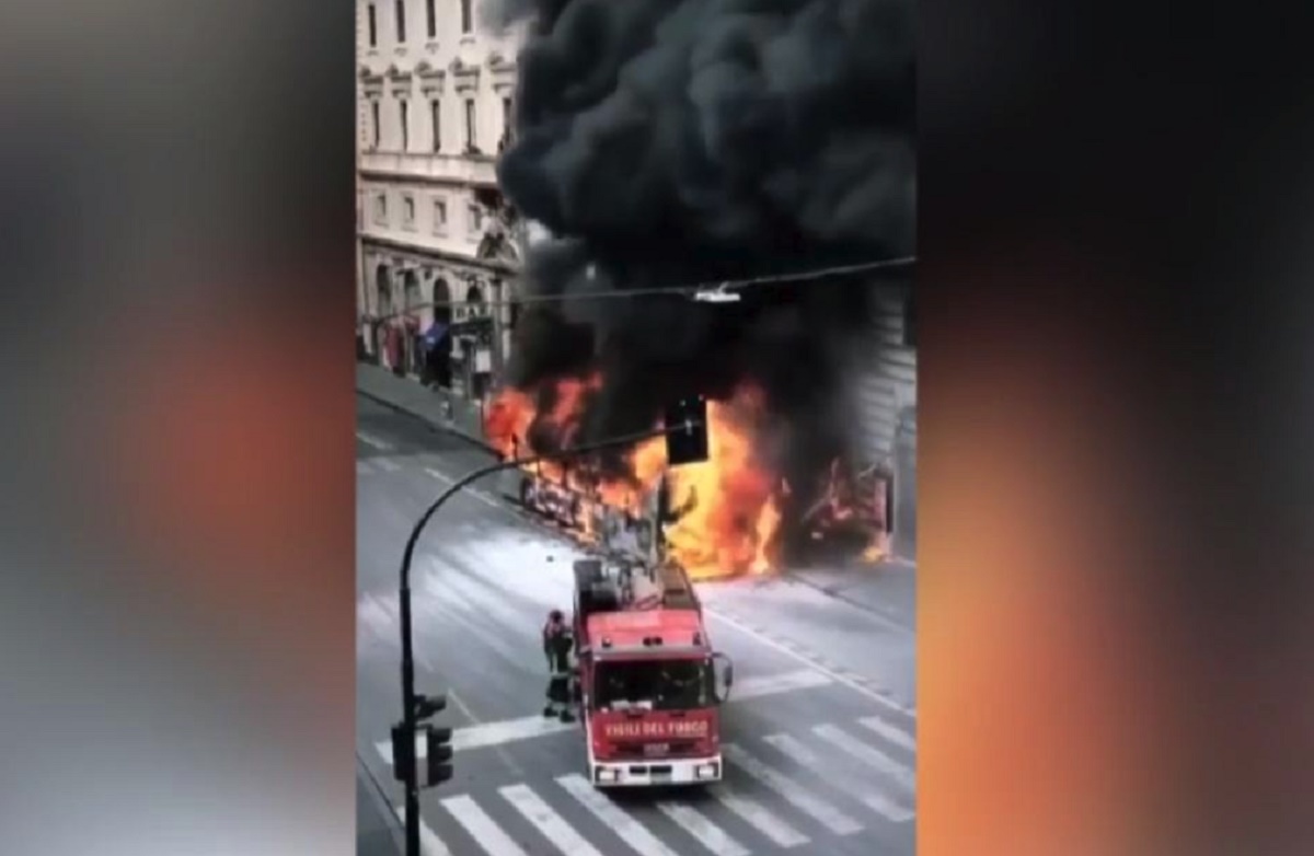 Explozie în Roma! Un autobuz de pasageri a luat foc în centrul Romei
