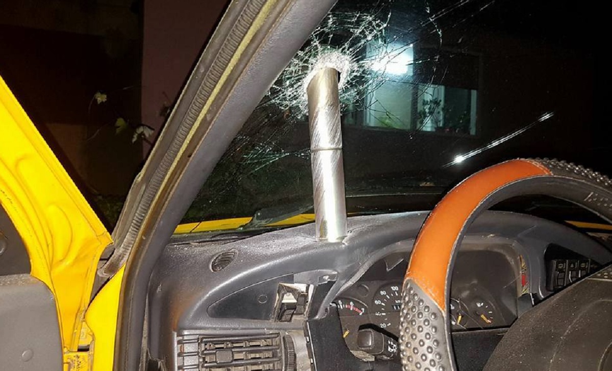 Proiectil căzut pe o mașină parcată în Craiova. Reacția Armatei