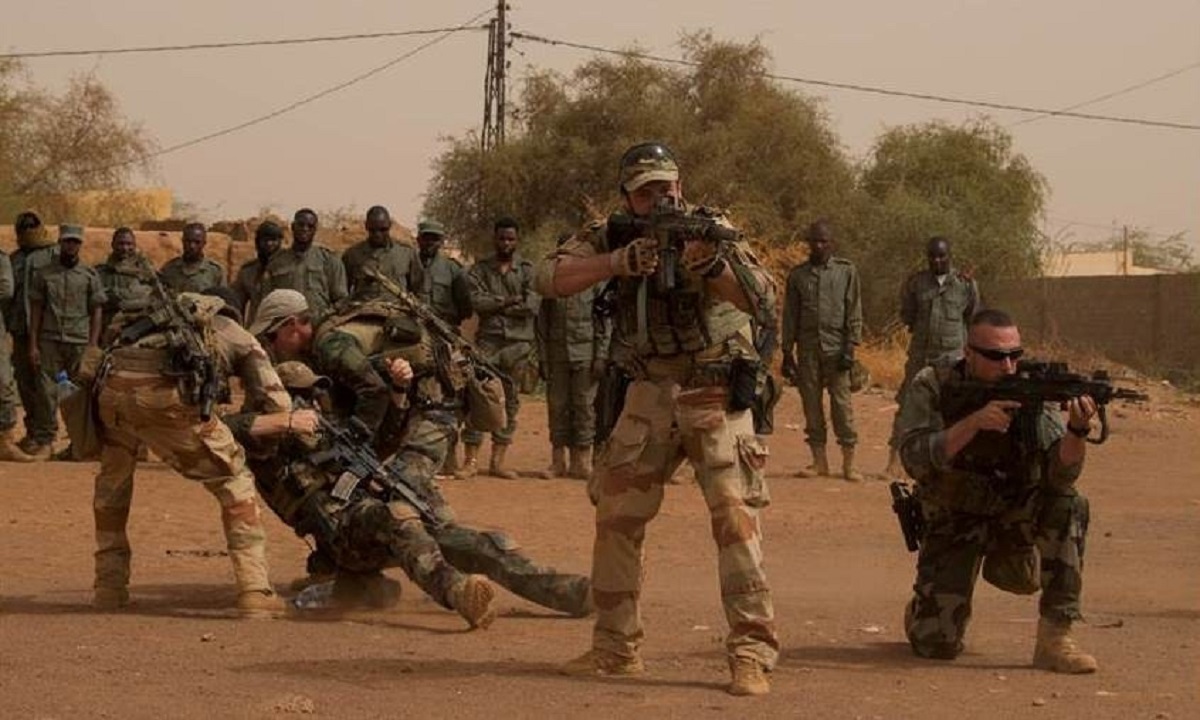 Doi civili uciși și opt militari francezi răniți, într-un atac în Mali