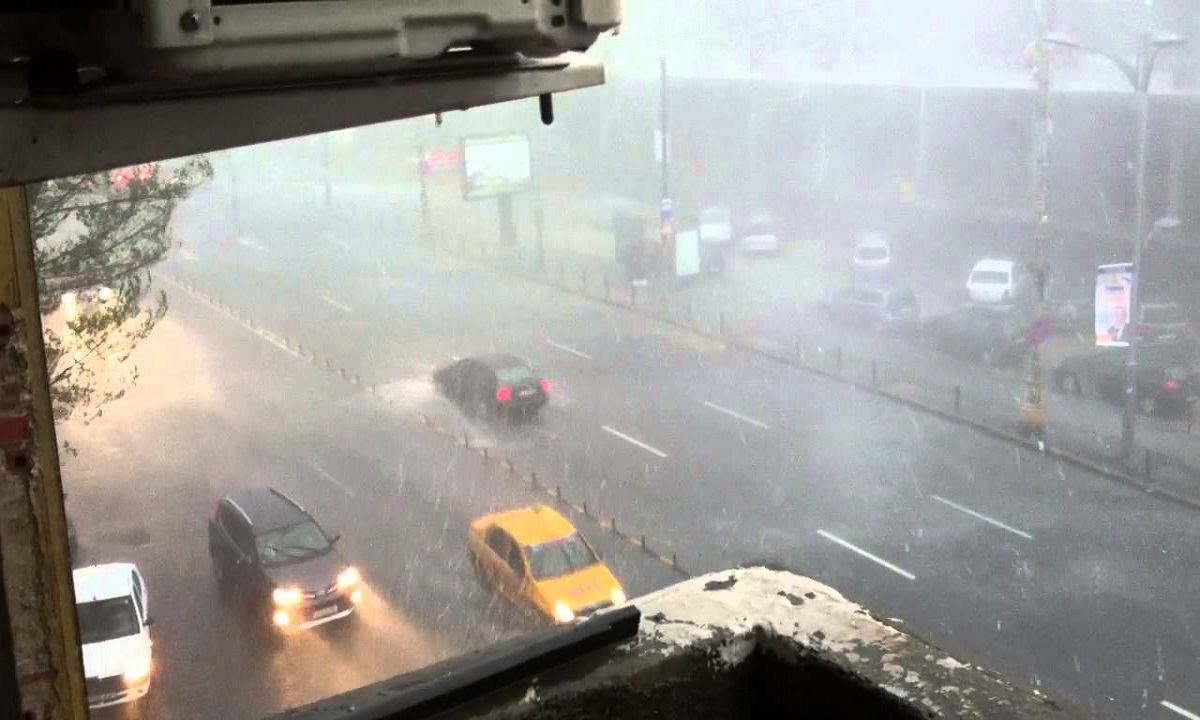 Bucureşti: Cod galben de ploi torenţiale şi vijelii până la ora 18:00