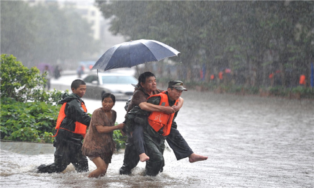 China: Inundaţiile fac ravagii. Mii de persoane evacuate şi numeroase drumuri şi căi ferate blocate