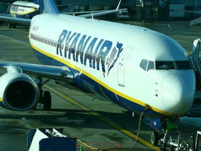 Ryanair și-a schimbat politica bagajelor de mână. Pasagerii vor plăti o nouă taxă
