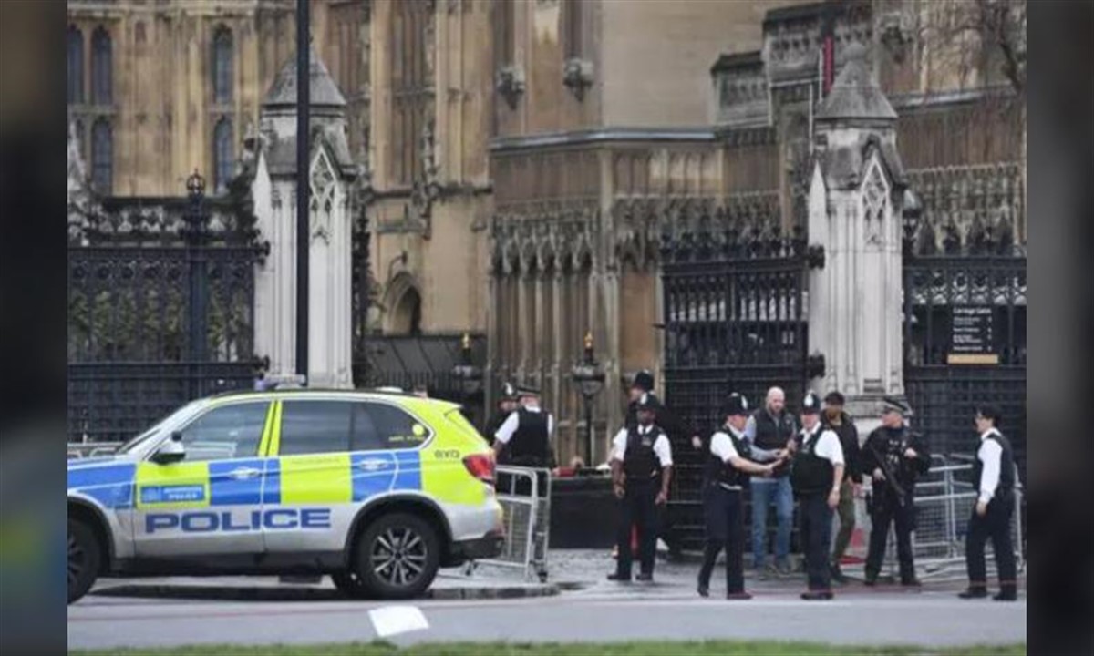 Incident la Londra: O mașină a intrat în bariera de securitate din fața Parlamentului. Mai mulți răniți