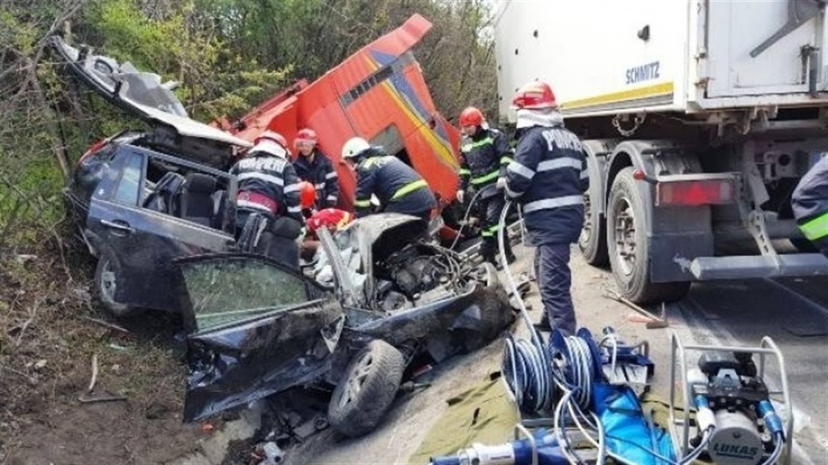 Grav accident rutier: 11 răniți după coliziunea dintre un microbuz și o autoutilitară
