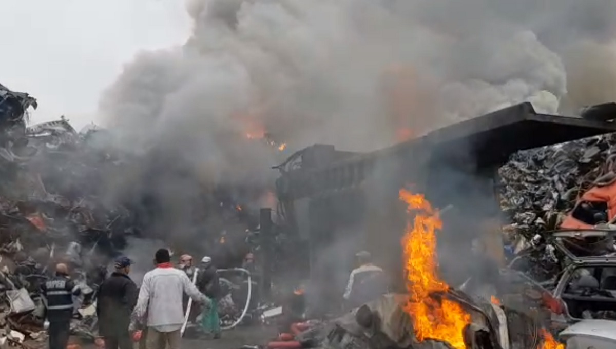 Incendiu Craiova - Un centru de dezmembrări auto a luat foc