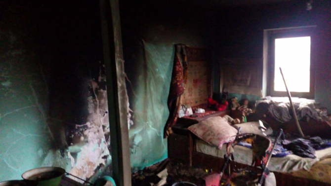 Trei copii intoxicaţi cu fum în urma unui incendiu izbucnit în locuinţă