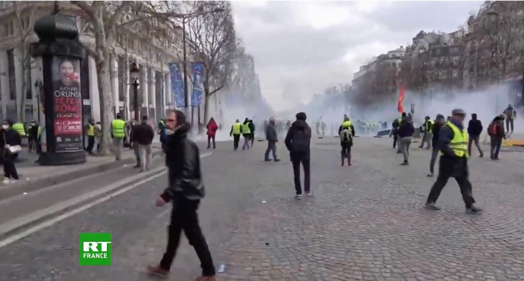 Proteste violente la Paris! Oamenii sunt gazați