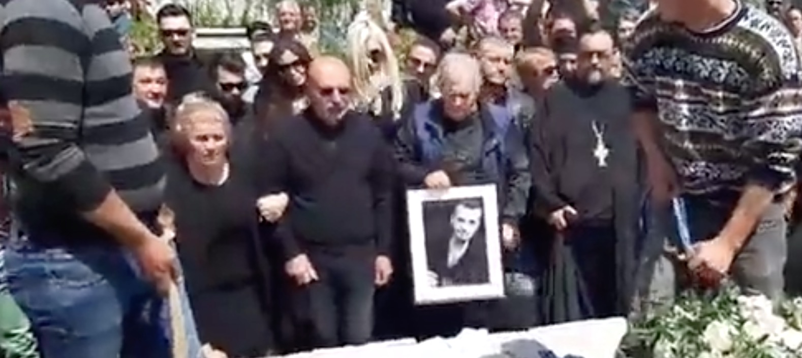 Răzvan Ciobanu a fost înmormântat! Creatorul de modă condus pe ultimul drum de sute de oameni