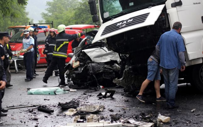 Șase persoane rănite, după ce două maşini s-au ciocnit în Vâlcea. Traficul pe DN 7 este blocat