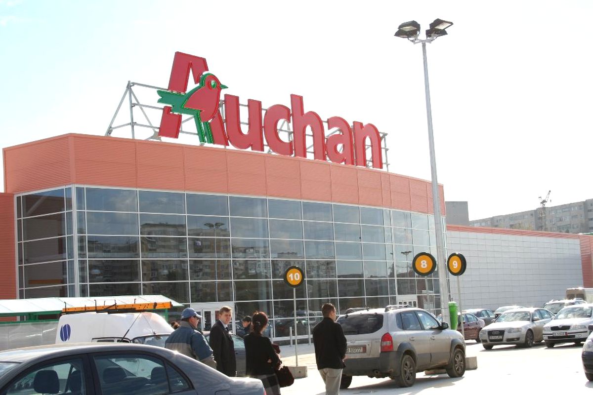 Auchan Titan evacuat dupa ce un fum toxit a inundat magazinul