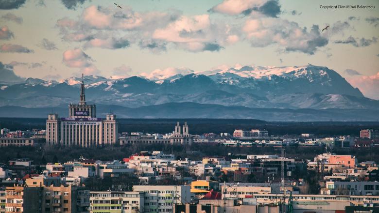 Munții Carpați au fost vizibili ieri din București. Fotografia senzațională surprinsă în centrul Capitalei