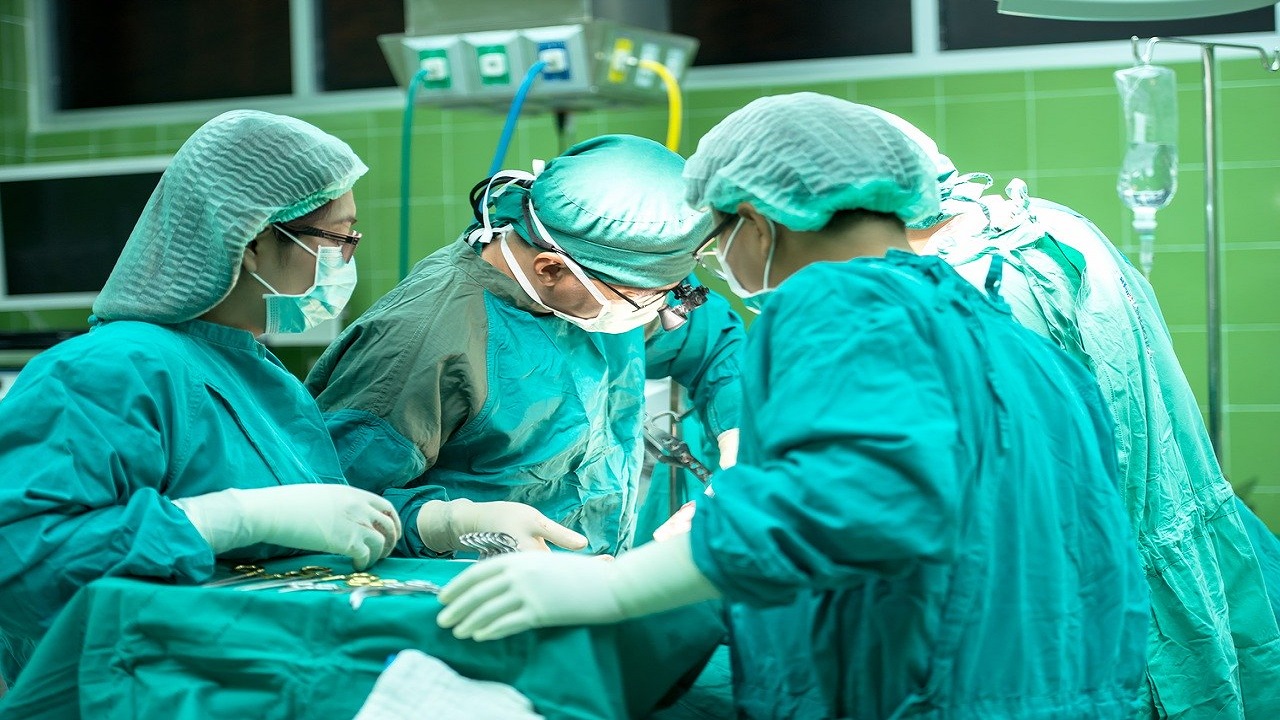 Fetiță infectată cu Covid-19 a fost operată cu succes de o echipă de chirurgi din Constanța