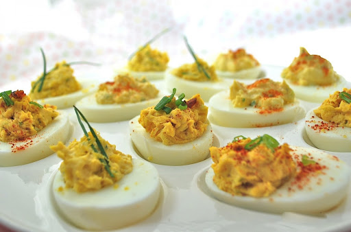 Rețete de Paște: Ouă umplute cu pastă de anchois sau ardei
