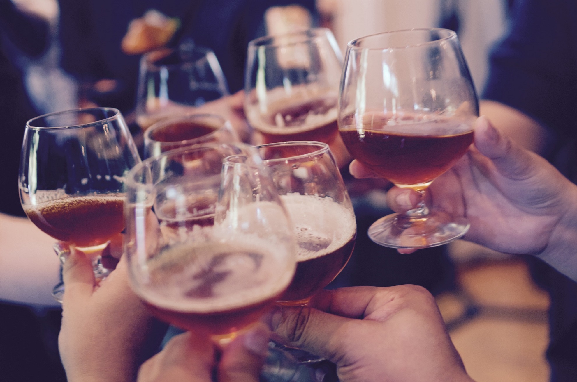 Românii beau din ce în ce mai mult alcool: cine sunt cei mai mari băutori