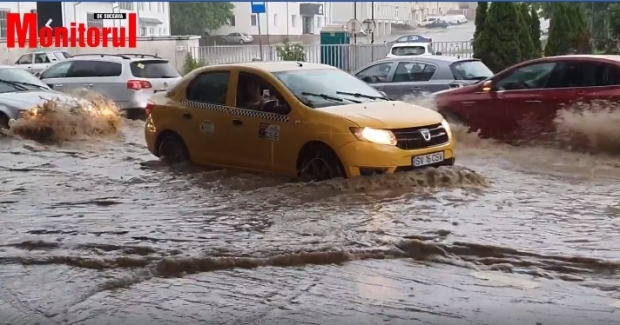 COD ROŞU de inundaţii: străzi şi gospodării inundate în urma ploilor torenţiale în Suceava şi Bistriţa - Năsăud