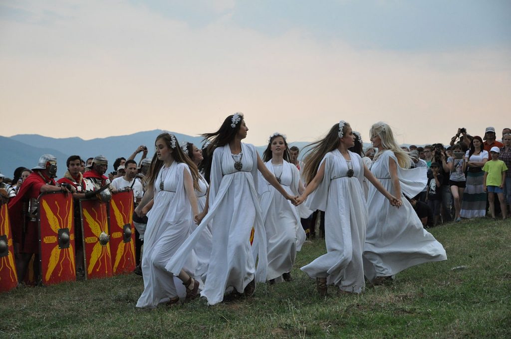 În fiecare an, la data de 24 iunie, creștinii români sărbătoresc ziua de Sânziene sau Drăgaica. Iată care sunt cele mai populare tradiții și obiceiuri din această zi!
